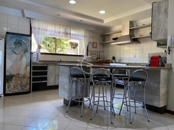 Imagem Casa com 6 Quartos à Venda, 700 m² em América - Joinville Imagem Casa com 6 Quartos à Venda, 700 m² em América - Joinville