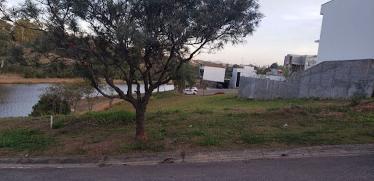Terreno à Venda, 797 m² em Condomínio Figueira Garden - Atibaia