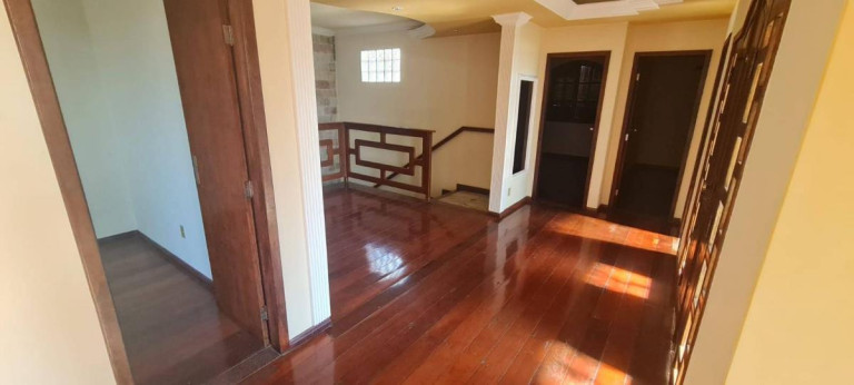 Imagem Casa com 6 Quartos à Venda, 245 m²