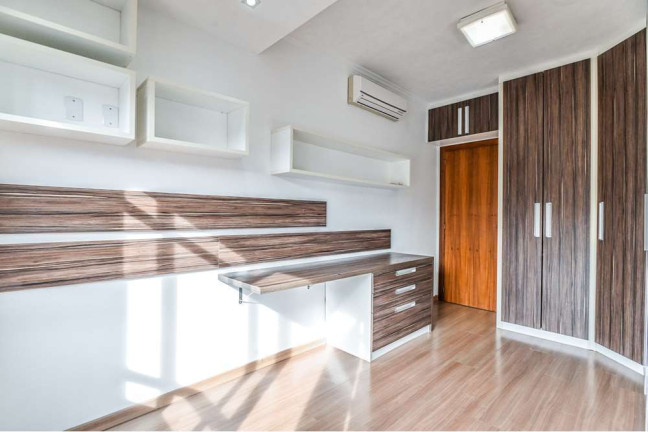 Imagem Casa com 3 Quartos à Venda, em Hípica - Porto Alegre Imagem Casa com 3 Quartos à Venda, em Hípica - Porto Alegre