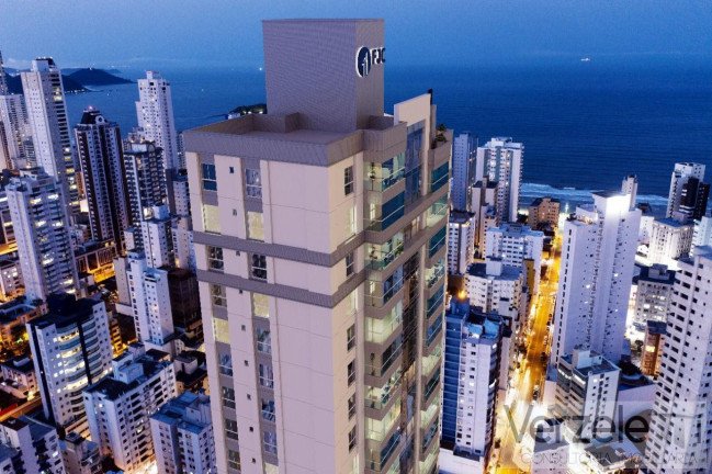 Imagem Imóvel com 4 Quartos à Venda, 146 m² em Centro - Balneário Camboriú Imagem Imóvel com 4 Quartos à Venda, 146 m² em Centro - Balneário Camboriú