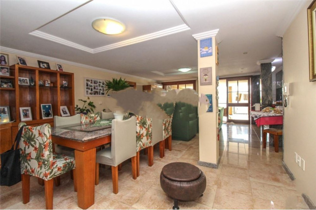 Imagem Casa com 3 Quartos à Venda, 608 m² em Medianeira - Porto Alegre Imagem Casa com 3 Quartos à Venda, 608 m² em Medianeira - Porto Alegre