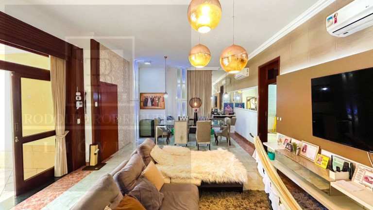 Imagem Casa com 7 Quartos à Venda, 370 m² Imagem Casa com 7 Quartos à Venda, 370 m²