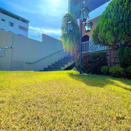 Imagem Casa com 4 Quartos à Venda, 298 m²