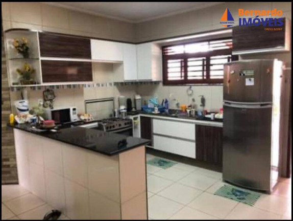 Imagem Casa com 3 Quartos à Venda, 216 m² em Planalto - Cascavel