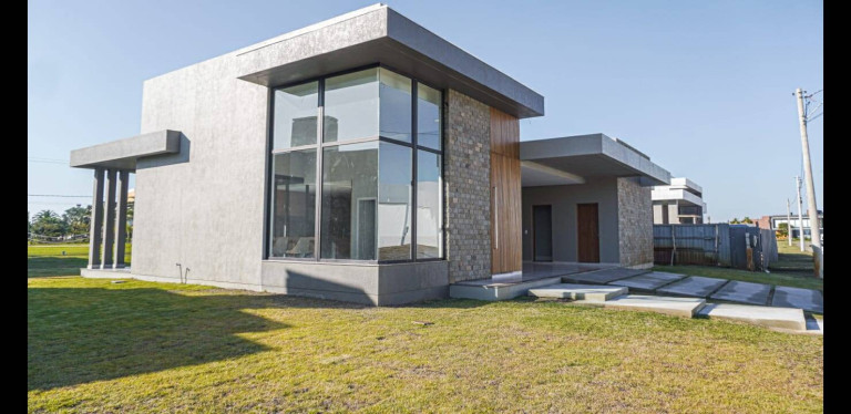 Imagem Casa com 4 Quartos à Venda, 600 m² em Atlântida Sul - Osório Imagem Casa com 4 Quartos à Venda, 600 m² em Atlântida Sul - Osório