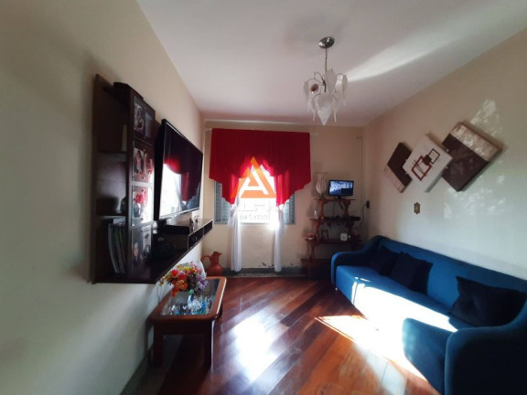 Imagem Casa com 6 Quartos à Venda, 96 m²