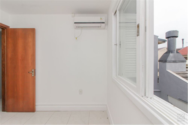 Imagem Casa com 3 Quartos à Venda, em Hípica - Porto Alegre Imagem Casa com 3 Quartos à Venda, em Hípica - Porto Alegre