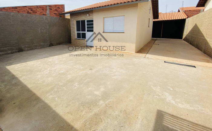 Imagem Casa com 2 Quartos à Venda, 52 m² em Botucatu