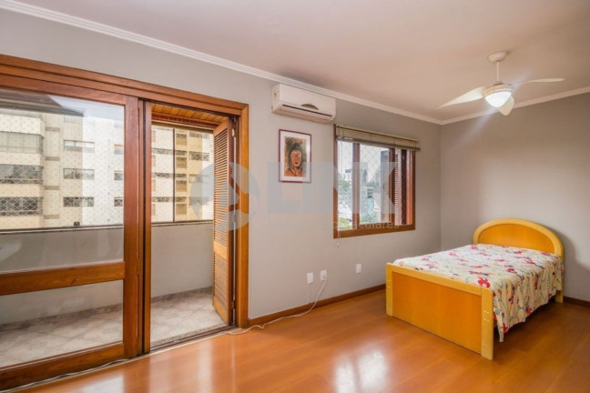 Imagem Imóvel com 3 Quartos à Venda, 383 m² em Auxiliadora - Porto Alegre Imagem Imóvel com 3 Quartos à Venda, 383 m² em Auxiliadora - Porto Alegre