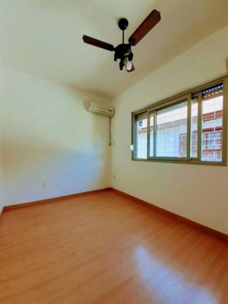 Imagem Casa com 3 Quartos à Venda, 245 m² em Jardim Sabará - Porto Alegre Imagem Casa com 3 Quartos à Venda, 245 m² em Jardim Sabará - Porto Alegre