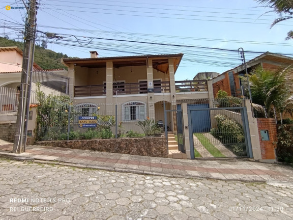 Casa com 4 Quartos à Venda, 304 m² em Trindade - Florianópolis