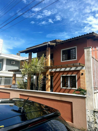 Sobrado com 3 Quartos para Alugar, 255 m² em Itacolomi - Balneário Piçarras