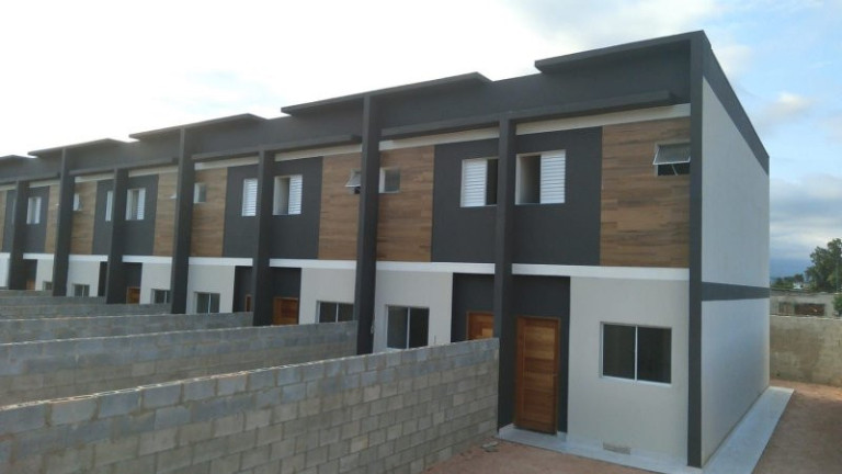 Sobrado com 2 Quartos à Venda, 70 m² em Parque Balneário Maria Helena - Caraguatatuba