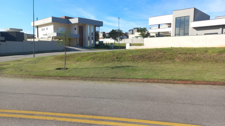 Terreno à Venda, 660 m² em Condomínio Residencial Colinas Do Paratehy - São José Dos Campos
