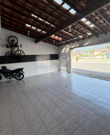 Imagem Sobrado com 6 Quartos à Venda,  em Florida - Praia Grande