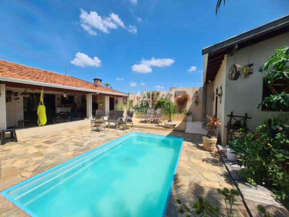 Casa com 4 Quartos à Venda, 