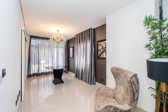 Imagem Casa com 4 Quartos à Venda, 751 m² em Jardim Social - Curitiba