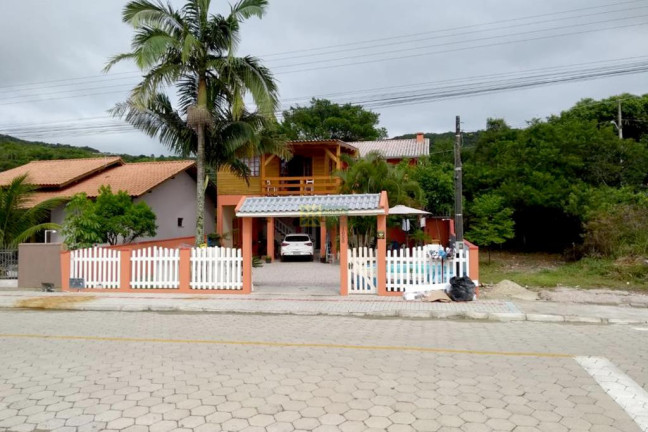 Imagem Casa com 6 Quartos à Venda, 300 m² em Bombas - Bombinhas Imagem Casa com 6 Quartos à Venda, 300 m² em Bombas - Bombinhas