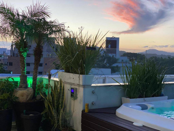 Imagem Cobertura com 2 Quartos para Temporada, 75 m² em Jurerê Internacional - Florianópolis