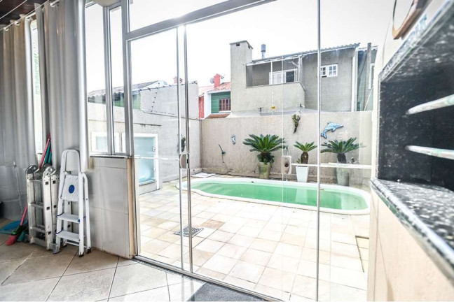 Imagem Casa com 3 Quartos à Venda, em Hípica - Porto Alegre Imagem Casa com 3 Quartos à Venda, em Hípica - Porto Alegre