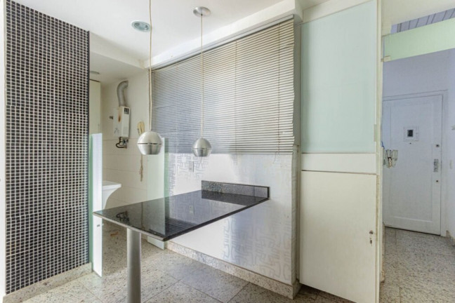 Imagem Imóvel com 1 Quarto à Venda, 41 m² em Copacabana - Rio De Janeiro Imagem Imóvel com 1 Quarto à Venda, 41 m² em Copacabana - Rio De Janeiro