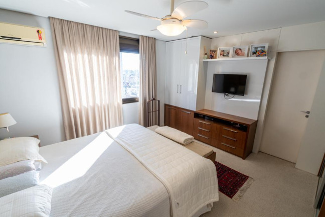 Imagem Imóvel com 3 Quartos à Venda, 278 m² em Auxiliadora - Porto Alegre Imagem Imóvel com 3 Quartos à Venda, 278 m² em Auxiliadora - Porto Alegre