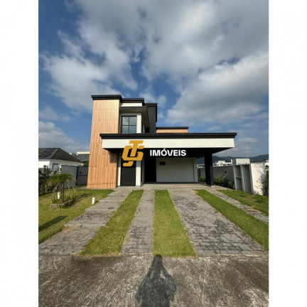 Casa com 4 Quartos à Venda, 225 m² em Caledônia - Camboriú