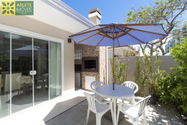 Imagem Casa com 3 Quartos para Alugar ou Temporada, 100 m² em Centro - Bombinhas