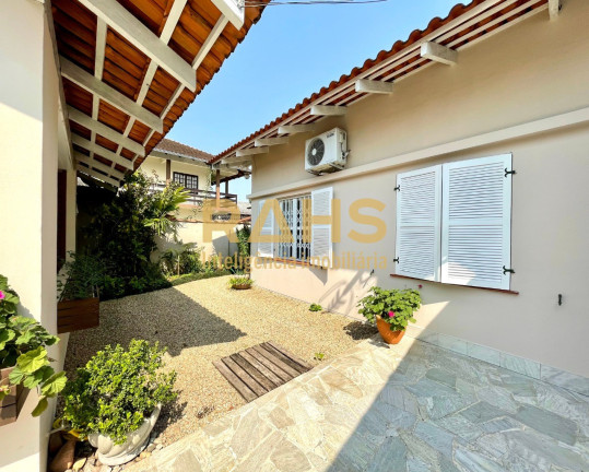 Imagem Casa com 3 Quartos à Venda, 265 m² em América - Joinville Imagem Casa com 3 Quartos à Venda, 265 m² em América - Joinville