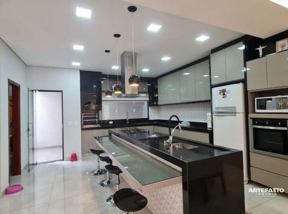 Imagem Sobrado com 3 Quartos à Venda, 205 m²