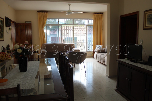 Imagem Casa com 3 Quartos à Venda, 360 m² em Trindade - Florianópolis Imagem Casa com 3 Quartos à Venda, 360 m² em Trindade - Florianópolis