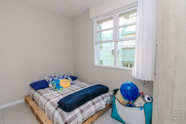 Imagem Imóvel com 2 Quartos à Venda, 47 m² em Cristal - Porto Alegre Imagem Imóvel com 2 Quartos à Venda, 47 m² em Cristal - Porto Alegre