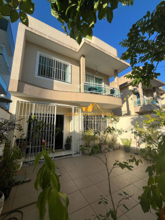 Casa com 3 Quartos à Venda,  em Jardim Marilea - Rio Das Ostras