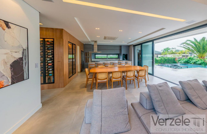 Imagem Casa com 4 Quartos à Venda, 390 m² em Centro - Camboriú Imagem Casa com 4 Quartos à Venda, 390 m² em Centro - Camboriú