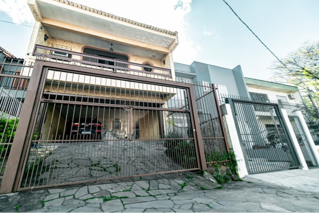 Casa com 3 Quartos à Venda, 299 m² em Passo Da Areia - Porto Alegre