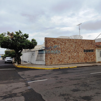 Imagem Casa com 3 Quartos à Venda, 208 m² em Centro - Birigui