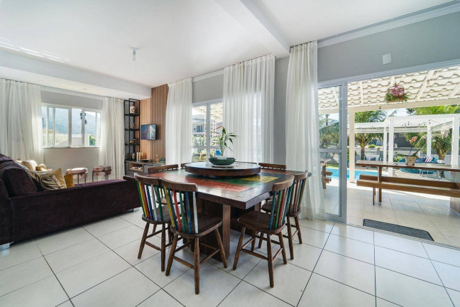 Imagem Casa com 4 Quartos para Temporada,  em Zimbros - Bombinhas