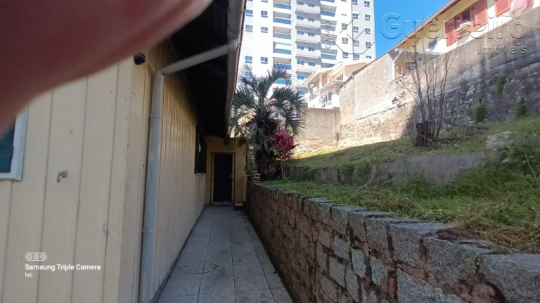 Imagem Casa com 2 Quartos à Venda, 210 m² em Agronômica - Florianópolis Imagem Casa com 2 Quartos à Venda, 210 m² em Agronômica - Florianópolis
