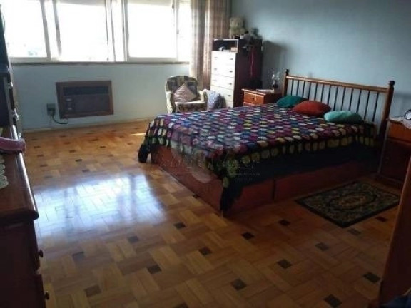 Imagem Casa com 3 Quartos à Venda, 300 m² em Medianeira - Porto Alegre Imagem Casa com 3 Quartos à Venda, 300 m² em Medianeira - Porto Alegre