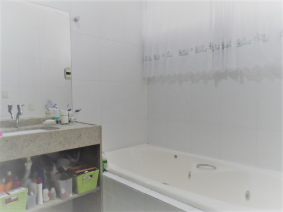 Imagem Casa com 5 Quartos à Venda, 220 m²