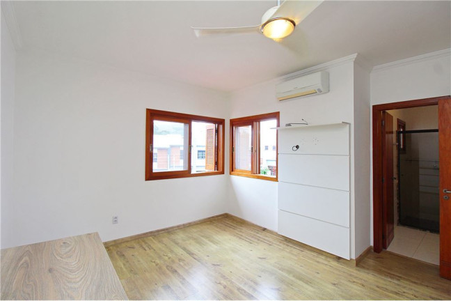 Imagem Casa com 3 Quartos à Venda, em Hípica - Porto Alegre Imagem Casa com 3 Quartos à Venda, em Hípica - Porto Alegre
