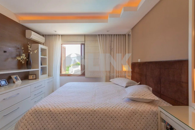 Imagem Casa com 4 Quartos à Venda, 449 m² em Jardim Itu - Porto Alegre Imagem Casa com 4 Quartos à Venda, 449 m² em Jardim Itu - Porto Alegre