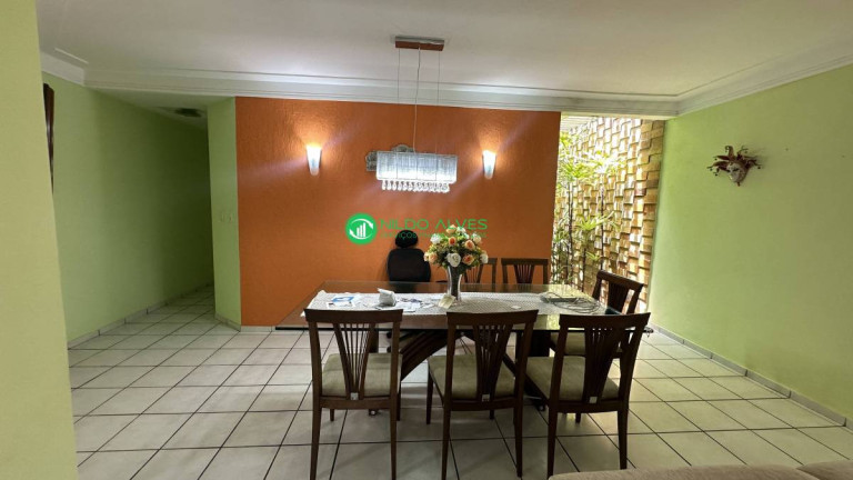 Imagem Casa com 3 Quartos à Venda, 261 m²
