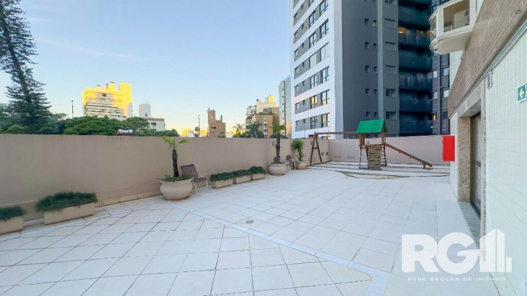 Imagem Imóvel com 3 Quartos à Venda, em Auxiliadora - Porto Alegre Imagem Imóvel com 3 Quartos à Venda, em Auxiliadora - Porto Alegre