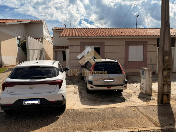 Casa com 2 Quartos à Venda,  em Jardim Ipanema - São Carlos