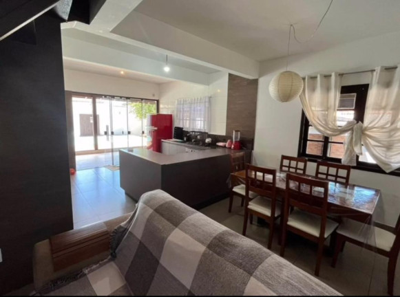 Imagem Casa com 3 Quartos para Alugar,  em Praia De Fora - Palhoça