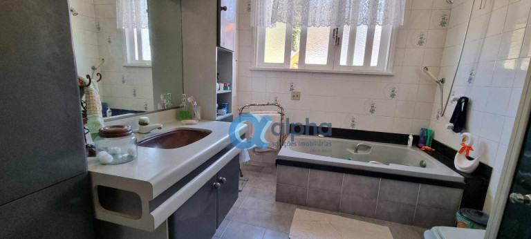 Imagem Casa com 4 Quartos à Venda, 500 m² em Mosela - Petrópolis