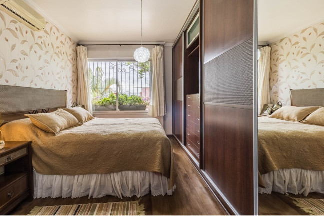 Imagem Casa com 3 Quartos à Venda, 212 m² em Jardim Sabará - Porto Alegre Imagem Casa com 3 Quartos à Venda, 212 m² em Jardim Sabará - Porto Alegre