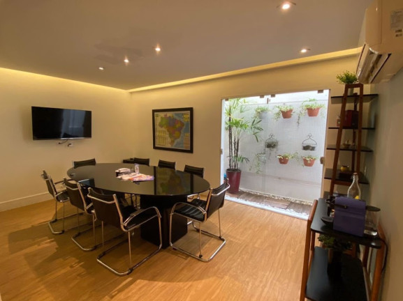 Sobrado com 8 Quartos para Alugar, 300 m² em Indianópolis - São Paulo